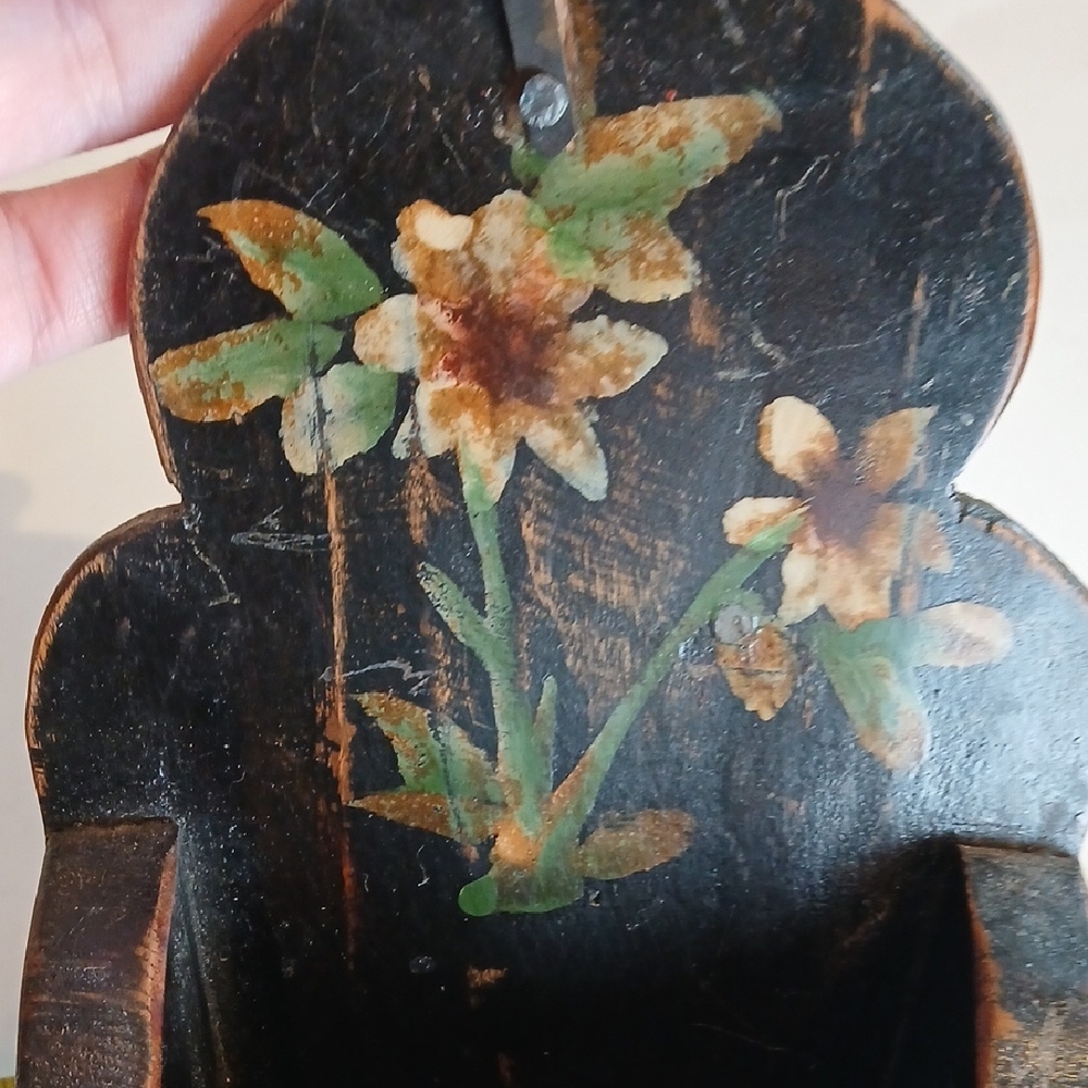 π―οΈ Antique Wood Mounted Candlestick Box | Early 1900s | Hand Painted Floral - Picture 12 of 13